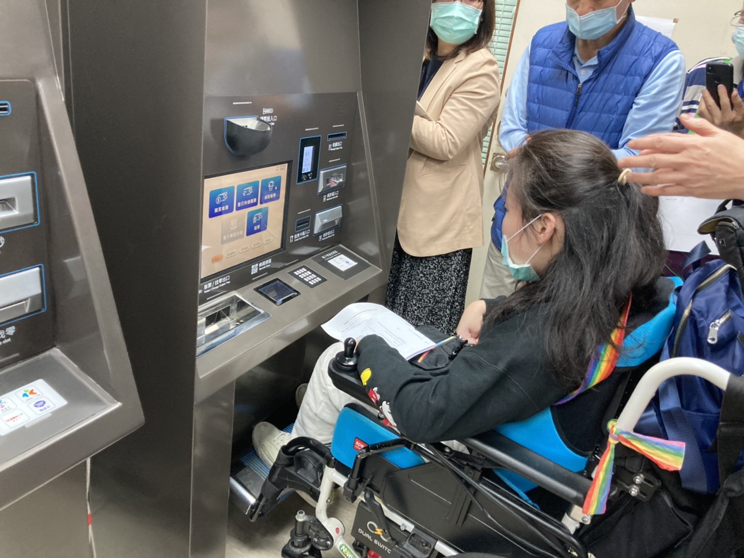 電動輪椅使用者嘗試正面操作無障礙售票機