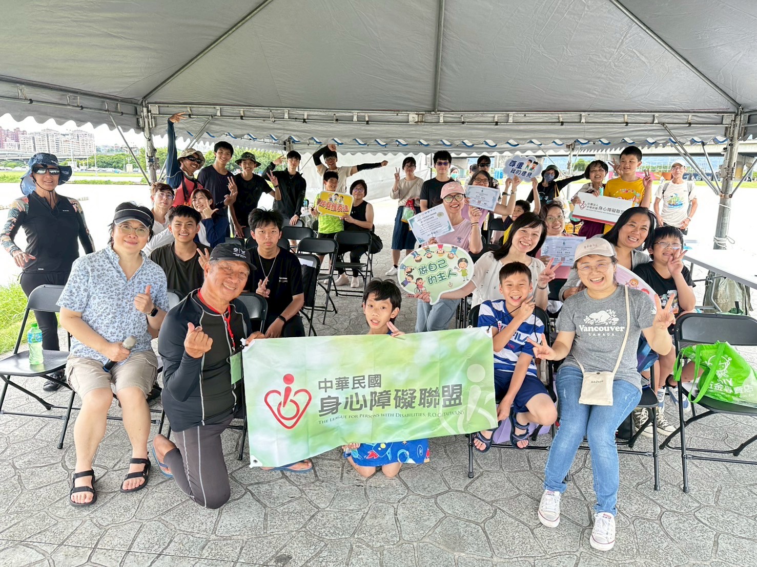 完成獨木舟體驗大合照