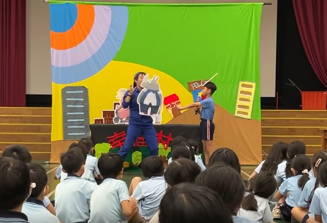 小真人演出小猴子，聲音太大聲會不舒服