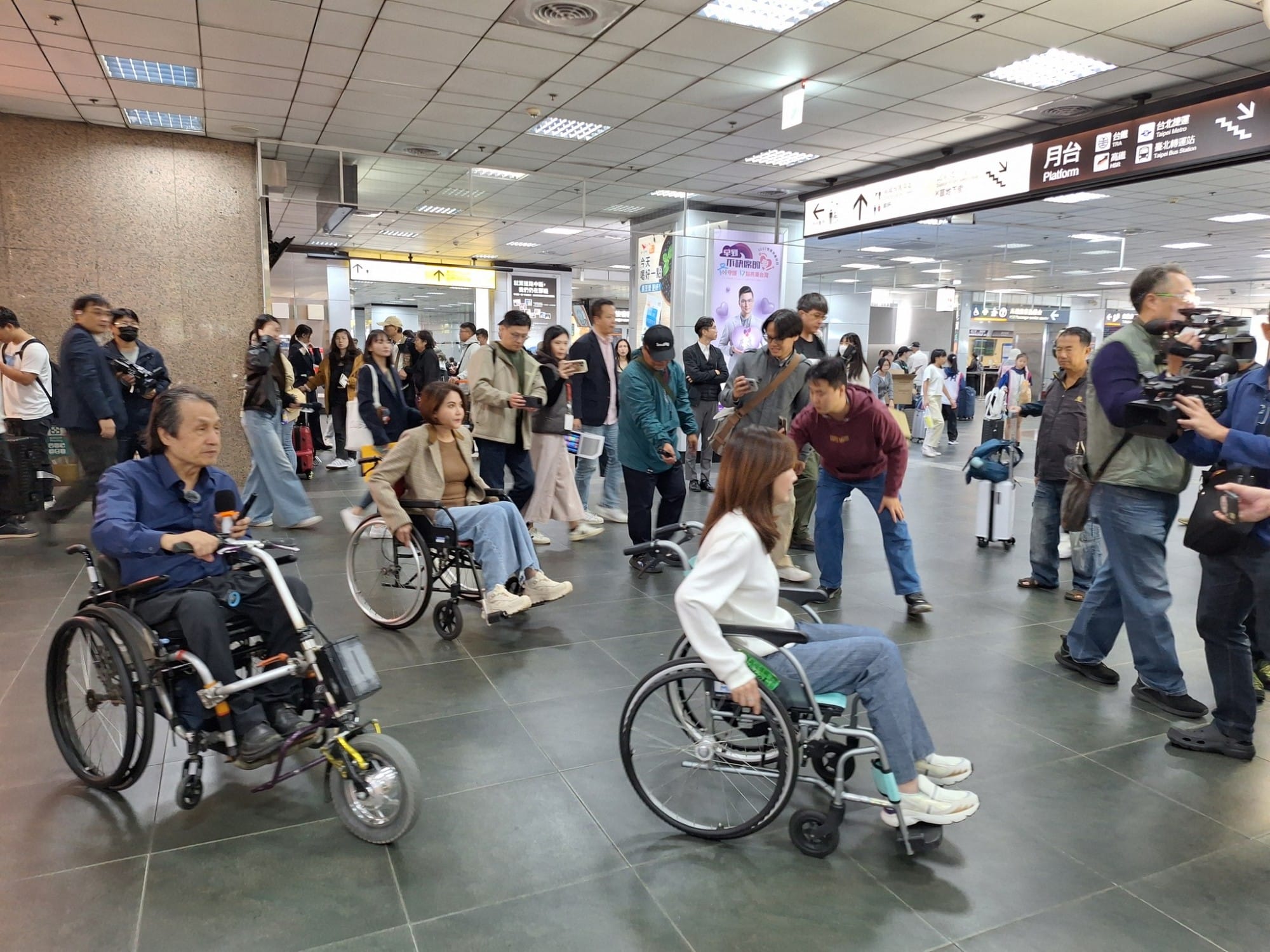 【郭昱晴立法委員、陳菁徽立法委員實際使用輪椅找尋無障礙動線】