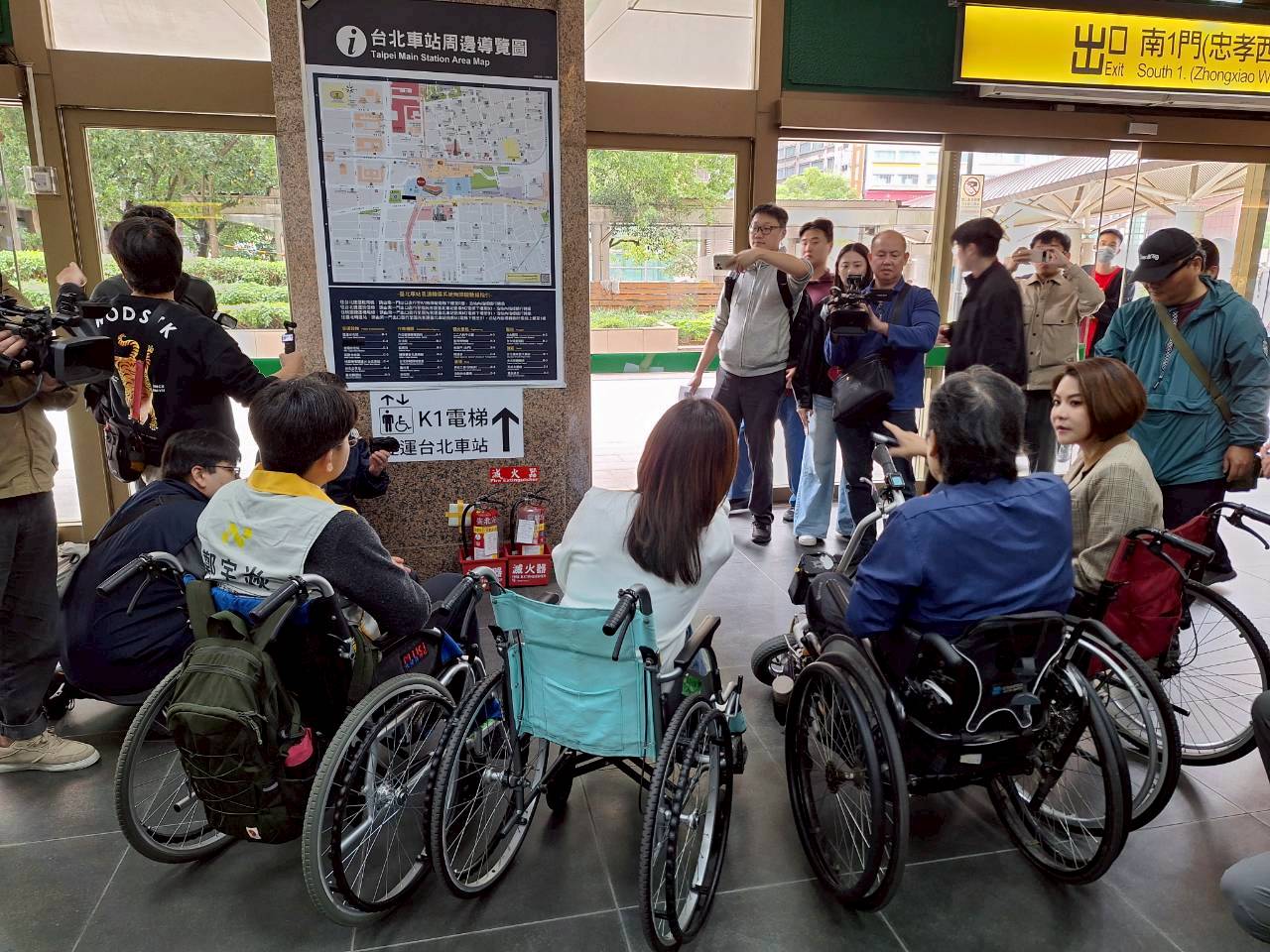 【郭昱晴立委、陳菁徽立委、時代力量鄭宇焱發言人查看無障礙指標】