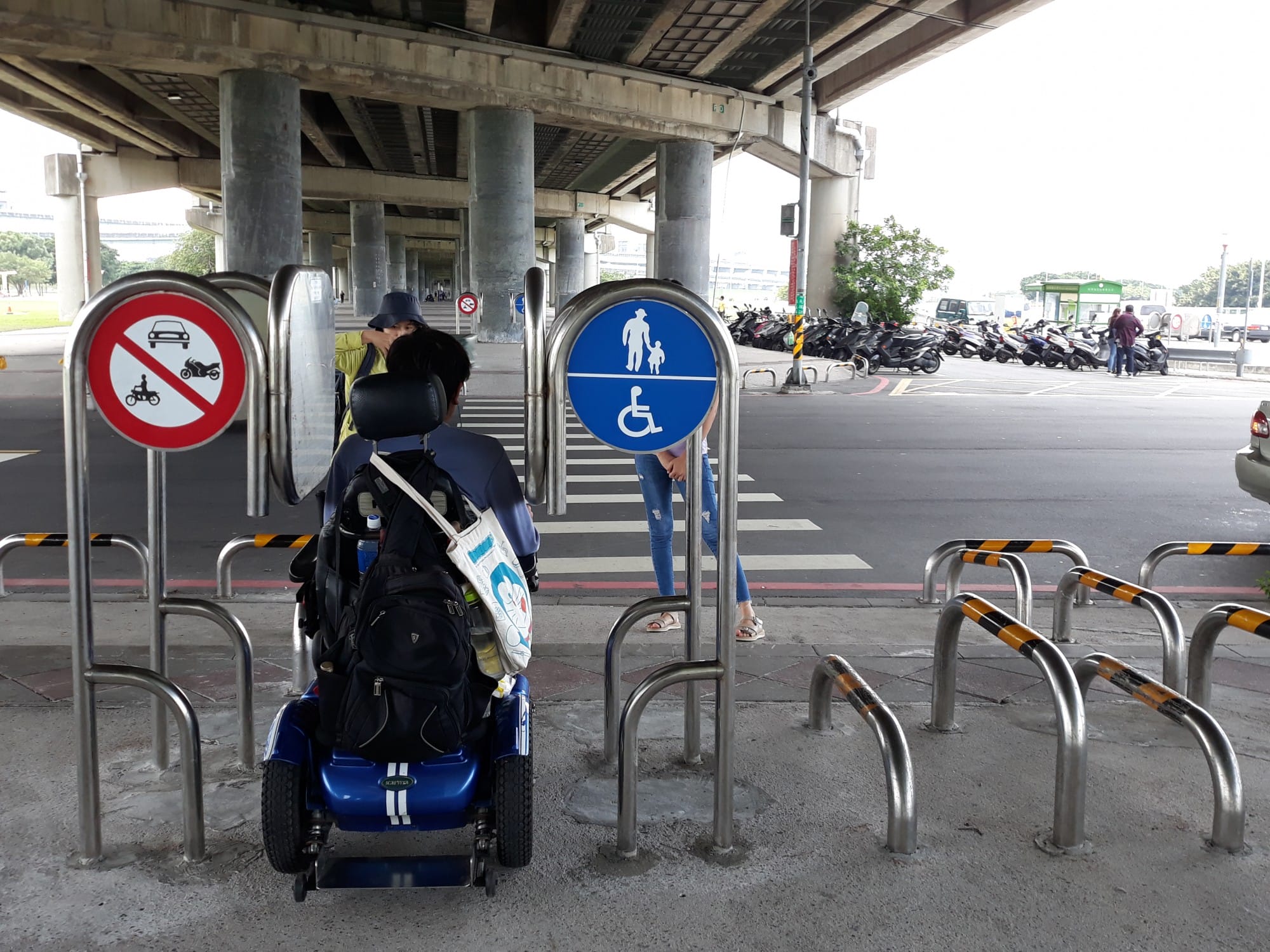 簡宴隆理事長經過P型車阻