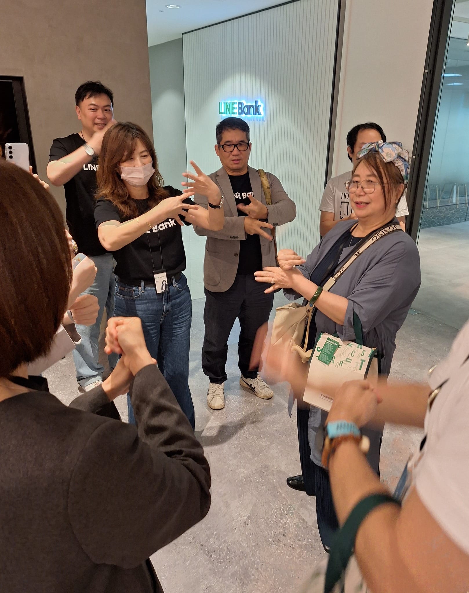 LINE Bank工作同仁向黃淑芬理事長學習手語